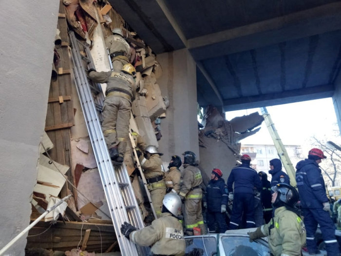 Ρωσία: Παγιδευμένοι στα ερείπια 40 ένοικοι της πολυκατοικίας που κατέρρευσε - εικόνα 2