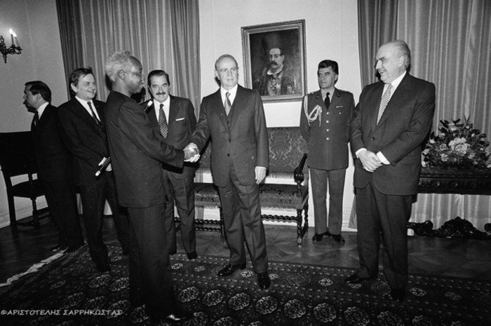 Ο Πρόεδρος της Δημοκρατίας, Κωνσταντίνος Καραμανλής, υποδέχεται στο Προεδρικό Μέγαρο τέσσερις από τους ηγέτες της Πρωτοβουλίας των ΄Εξι.