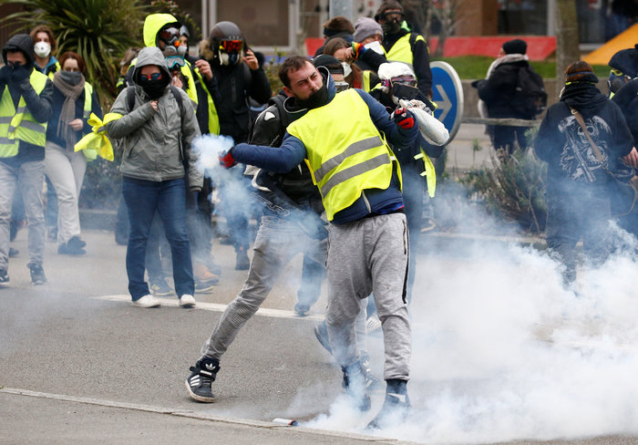 Κίτρινα Γιλέκα: Μάχες με την αστυνομία - Επίθεση στα ΜΜΕ - εικόνα 2