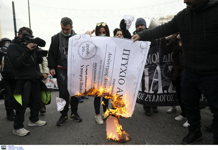 Ένταση και χημικά  στο συλλαλητήριο αναπληρωτών εκπαιδευτικών - Εικόνες - εικόνα 10