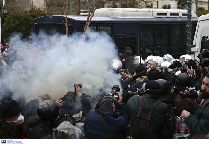 Ένταση και χημικά  στο συλλαλητήριο αναπληρωτών εκπαιδευτικών - Εικόνες - εικόνα 8
