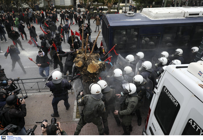 Ένταση και χημικά  στο συλλαλητήριο αναπληρωτών εκπαιδευτικών - Εικόνες - εικόνα 7