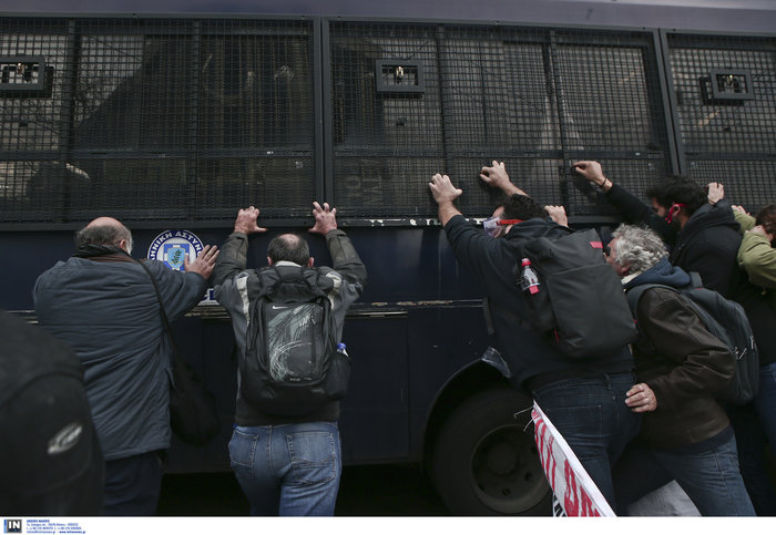 Ένταση και χημικά  στο συλλαλητήριο αναπληρωτών εκπαιδευτικών - Εικόνες - εικόνα 5