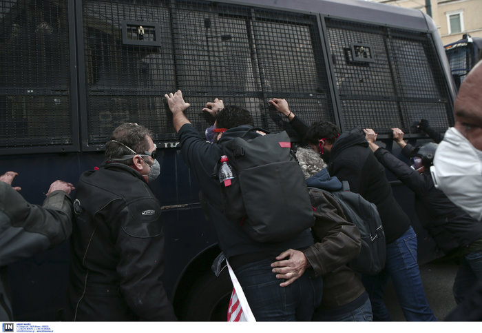 Ένταση και χημικά  στο συλλαλητήριο αναπληρωτών εκπαιδευτικών - Εικόνες - εικόνα 4