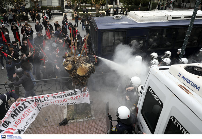 Ένταση και χημικά  στο συλλαλητήριο αναπληρωτών εκπαιδευτικών - Εικόνες - εικόνα 3