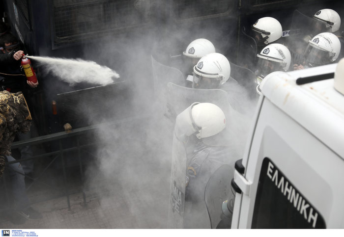 Ένταση και χημικά  στο συλλαλητήριο αναπληρωτών εκπαιδευτικών - Εικόνες - εικόνα 2