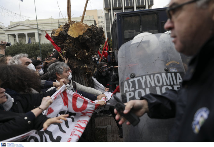 Ένταση και χημικά  στο συλλαλητήριο αναπληρωτών εκπαιδευτικών - Εικόνες