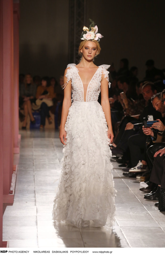 Αγνώριστη η Όλγα Φαρμάκη στο Bridal Fashion Week [Εικόνες]