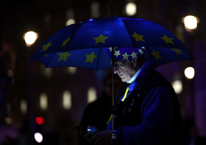 Διαδηλωτές του Remain και Leave κατά της συμφωνίας της Τ.Μέι - εικόνα 2