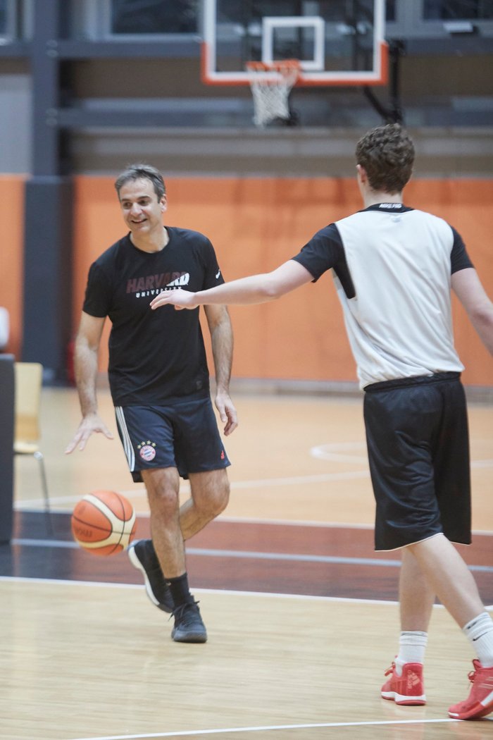 Ο Κυρ. Μητσοτάκης έπαιξε μπάσκετ με τους νέους του Προμηθέα