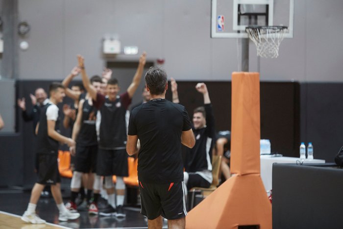 Ο Κυρ. Μητσοτάκης έπαιξε μπάσκετ με τους νέους του Προμηθέα - εικόνα 2