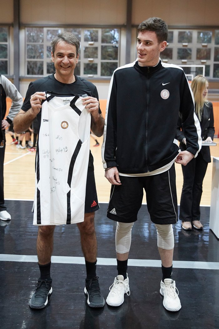 Ο Κυρ. Μητσοτάκης έπαιξε μπάσκετ με τους νέους του Προμηθέα - εικόνα 5