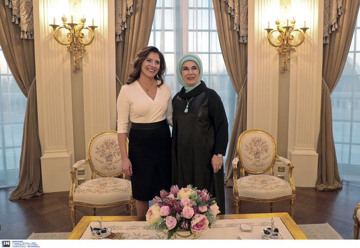 Η Μπέτυ Μπαζιάνα για τσάι με την Εμινέ Ερντογάν