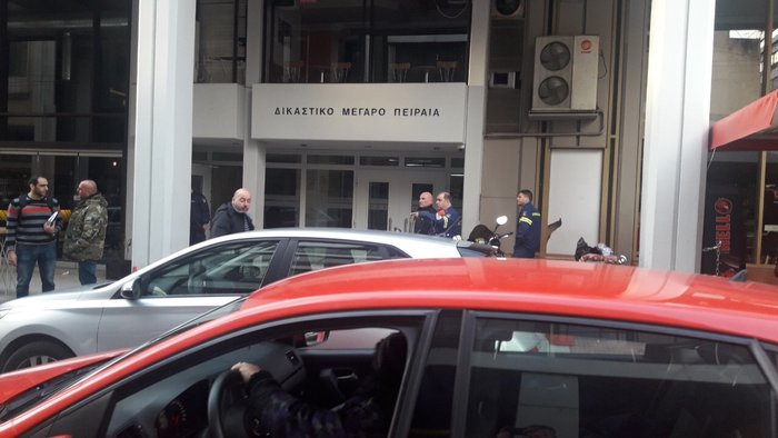Έντεκα φάκελοι με ύποπτη σκόνη εντοπίστηκαν στα δικαστήρια Πειραιά - εικόνα 2