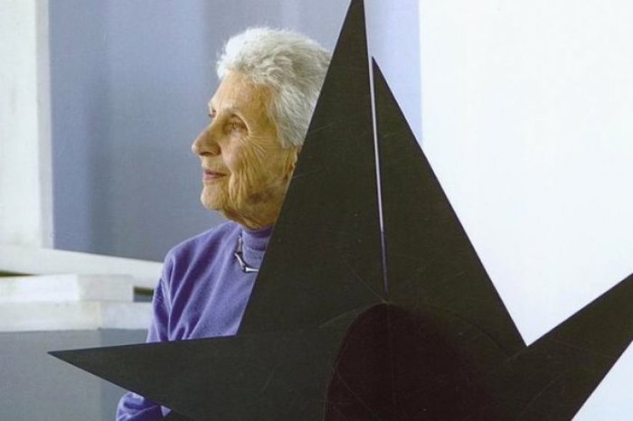 H πρωτοπόρος Άλεξ Μυλωνά μέσα από την αναδρομική της έκθεση