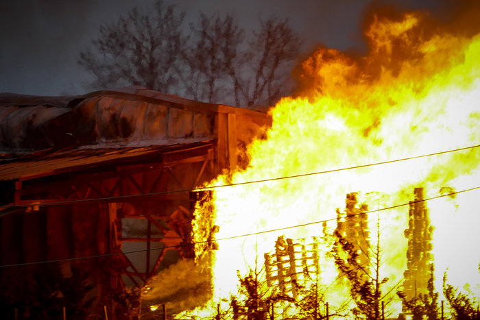 Στάχτη το εργοστάσιο ξυλείας στην Λάρισα [Εικόνες]