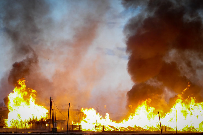 Στάχτη το εργοστάσιο ξυλείας στην Λάρισα [Εικόνες] - εικόνα 4