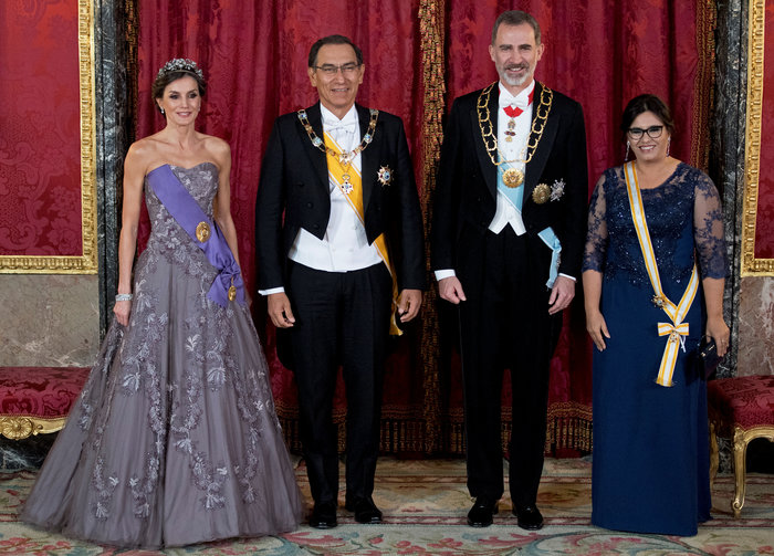Η βασίλισσα Λετίσια με απίθανο οσκαρικό λουκ μέσα στο παλάτι [Εικόνες] - εικόνα 4
