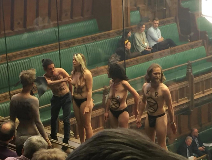 Αναστάτωση στο Βρετανικό Κοινοβούλιο από ημίγυμνους διαδηλωτές-Εικόνες - εικόνα 2