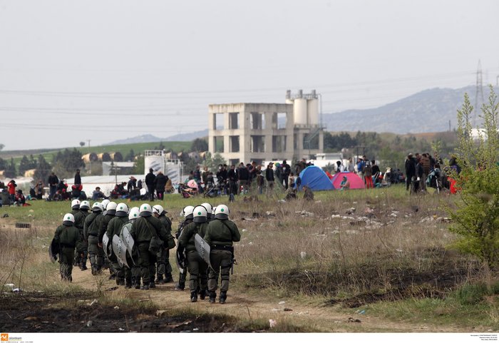 Διαβατά: Στήθηκε άτυπος καταυλισμός για 2ο βράδυ - Επί ποδός η ΕΛΑΣ - εικόνα 3