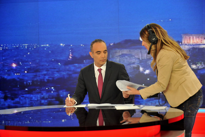 Αυτοκίνητο παρέσυρε παρουσιαστή της ΕΡΤ που οδηγούσε τη μηχανή του - εικόνα 2