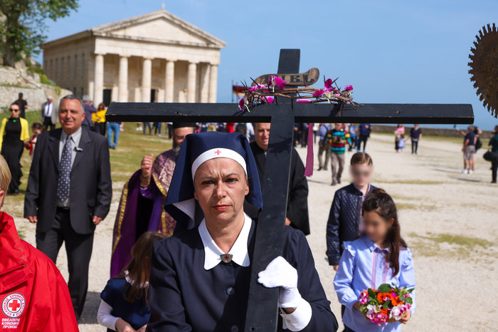 Ξεκίνησε η μεγαλειώδης περιφορά των επιταφίων της Κέρκυρας