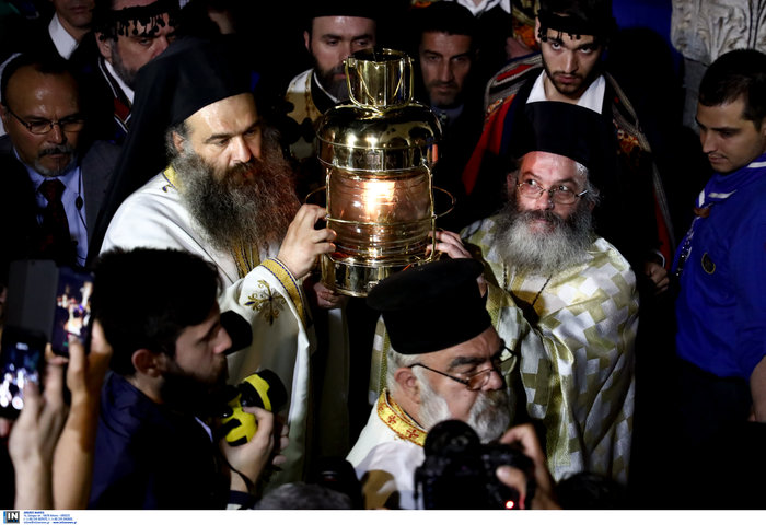 Εφτασε το Αγιο Φως στην Αθήνα-Υποδοχή με τιμές αρχηγού κράτους