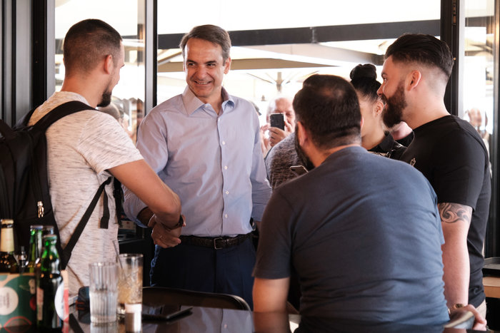 Eπίσκεψη Μητσοτάκη στον Κορυδαλλό - Μίλησε με κατοίκους και εμπόρους