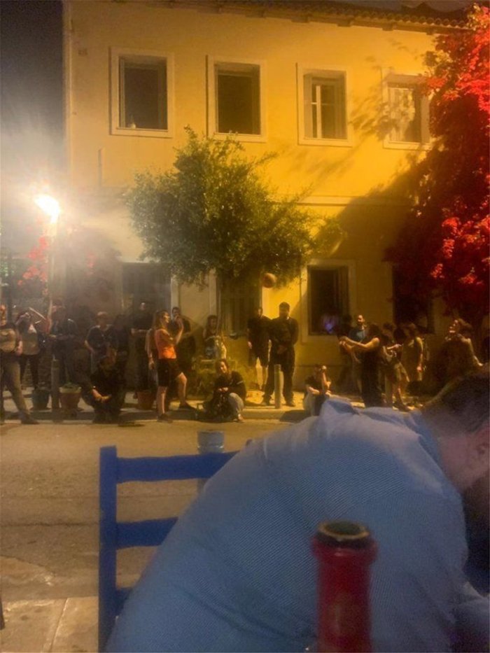 Συνθήματα υπερ Κουφοντίνα έξω από ταβέρνα που έτρωγε ο Μπακογιάννης (φωτό)