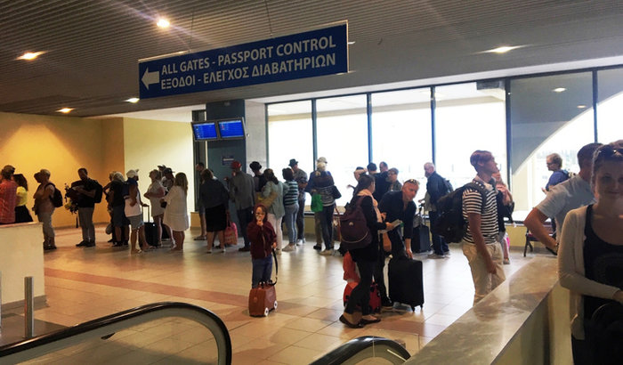 Εικόνες ντροπής στο αεροδρόμιο της Ρόδου (φωτό)