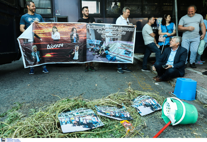 Νέα διαμαρτυρία των καθαριστριών στο Μαξίμου με ...τσουκνίδες - εικόνα 2