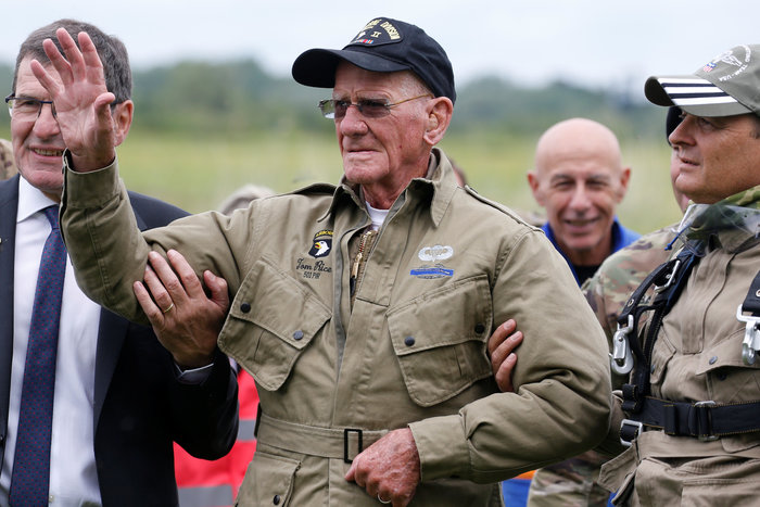 D-Day: Βετεράνος πήδηξε με αλεξίπτωτο στα 97 του