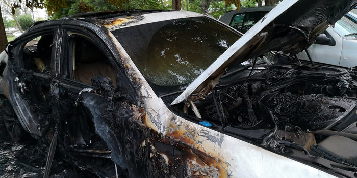 Καταδικάζει το ΥΠΕΞ τον εμπρησμό ΙΧ τούρκων διπλωματών