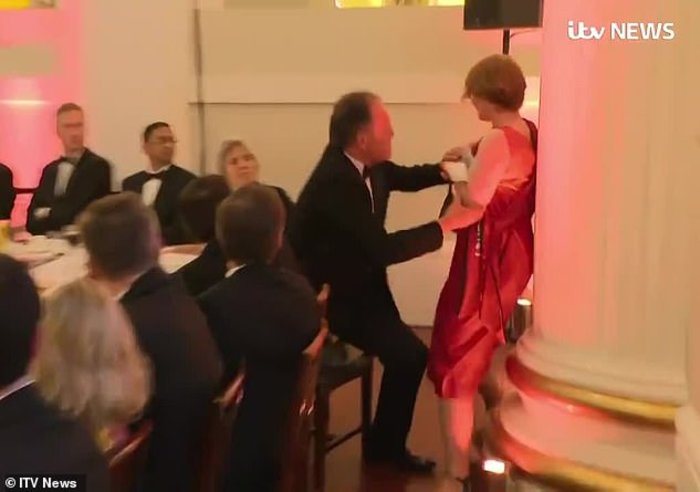 Σε διαθεσιμότητα ο υφυπουργός Εξωτερικών ο οποίος επετέθη κατά ακτιβίστριας - εικόνα 2