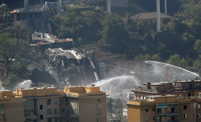 Ανατίναξαν με εκρηκτικά τη γέφυρα Μοράντι στη Γένοβα [Βίντεο] - εικόνα 6