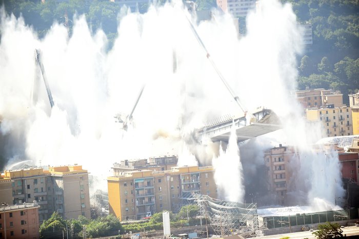 Ανατίναξαν με εκρηκτικά τη γέφυρα Μοράντι στη Γένοβα [Βίντεο] - εικόνα 4