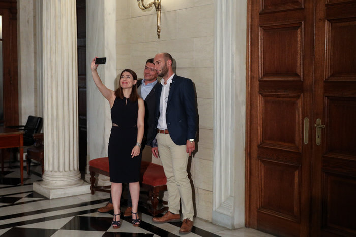 Η τελευταία selfie στο Μαξίμου:ο αποχαιρετισμός των συνεργατών - εικόνα 3