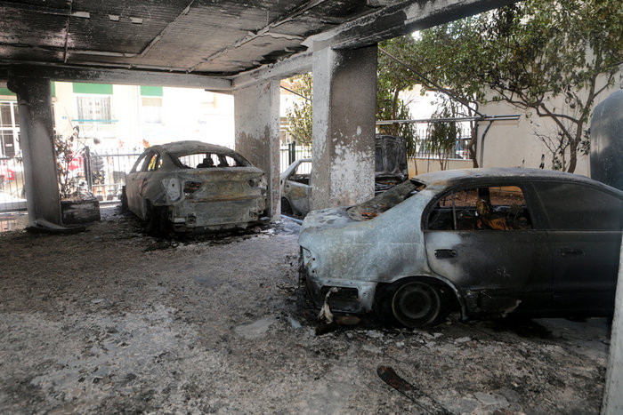 Τέσσερα αυτοκίνητα πυρπόλησαν άγνωστοι στα Πετράλωνα