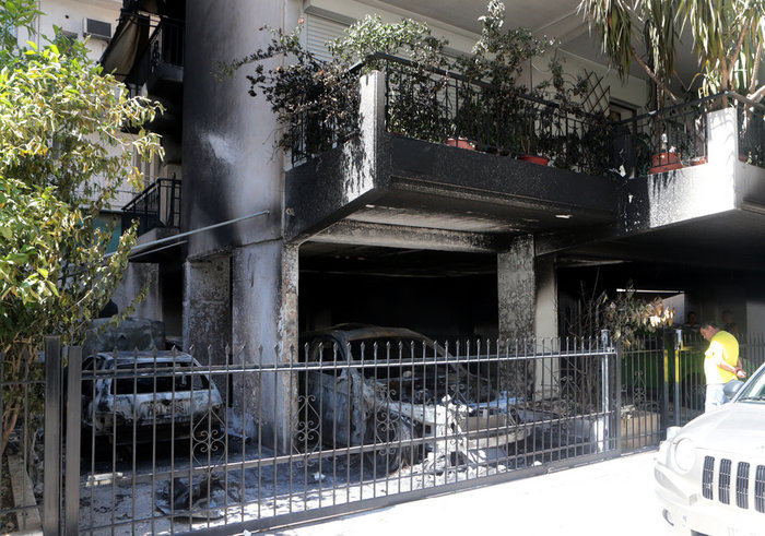 Τέσσερα αυτοκίνητα πυρπόλησαν άγνωστοι στα Πετράλωνα - εικόνα 3
