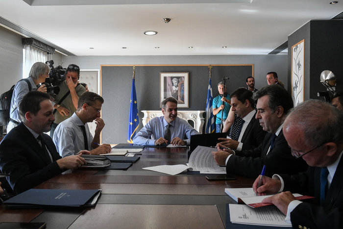 Συνάντηση Μητσοτάκη - Θεοχάρη: Δεκαετές σχέδιο για τον τουρισμό
