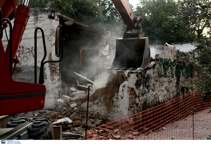 Ξεκίνησε η κατεδάφιση επικίνδυνων κτιρίων στην Αθήνα [Εικόνες] - εικόνα 5
