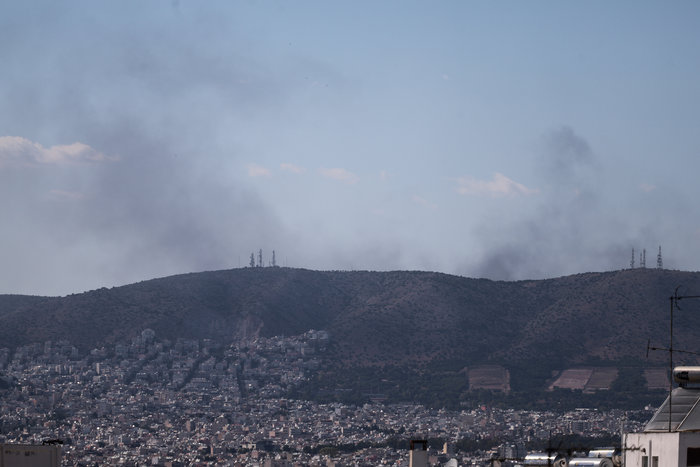 Aποπνικτική η ατμόσφαιρα στην Αττική από τις φωτιές [Εικόνες]