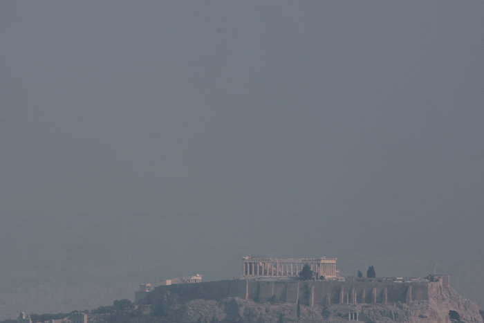 Aποπνικτική η ατμόσφαιρα στην Αττική από τις φωτιές [Εικόνες] - εικόνα 2