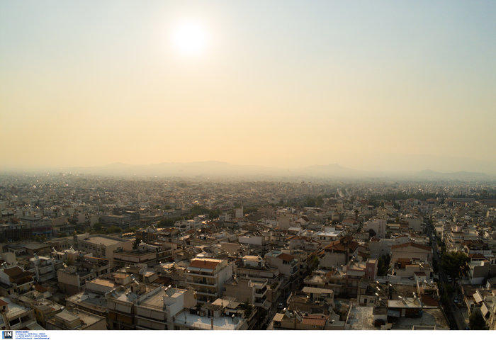 Aποπνικτική η ατμόσφαιρα στην Αττική από τις φωτιές [Εικόνες] - εικόνα 4