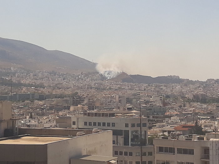 Υπό μερικό έλεγχο η φωτιά στον Υμηττό, κοντά στο θέατρο Βράχων