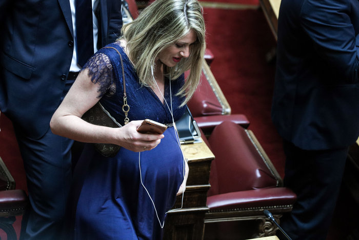 Γέννησε η βουλευτής που ορκίστηκε στον έβδομο μήνα της εγκυμοσύνης [Εικόνα]
