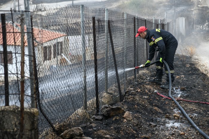 Λαγονήσι: Σε ύφεση η φωτιά - Μικρές ζημιές εξωτερικά σε σπίτια