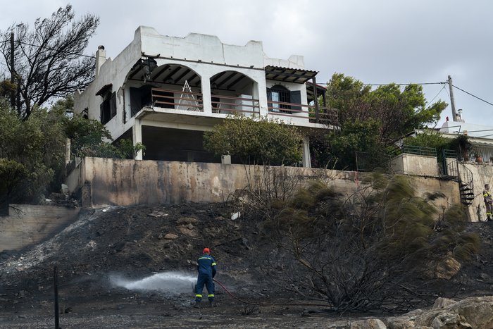 Λαγονήσι: Σε ύφεση η φωτιά - Μικρές ζημιές εξωτερικά σε σπίτια - εικόνα 2