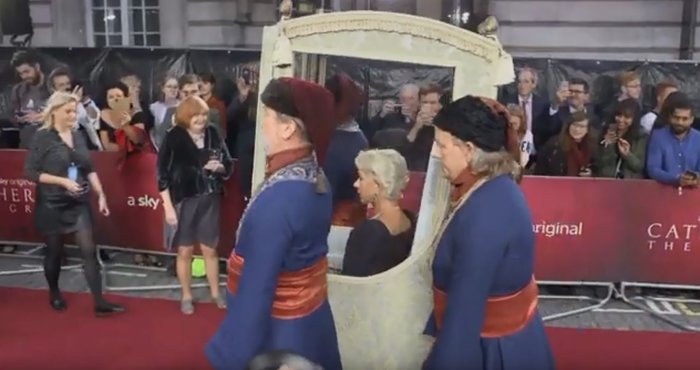 Έλεν Μίρεν: Η βασιλική είσοδός της στα χέρια ως «Αικατερίνη η Μεγάλη»