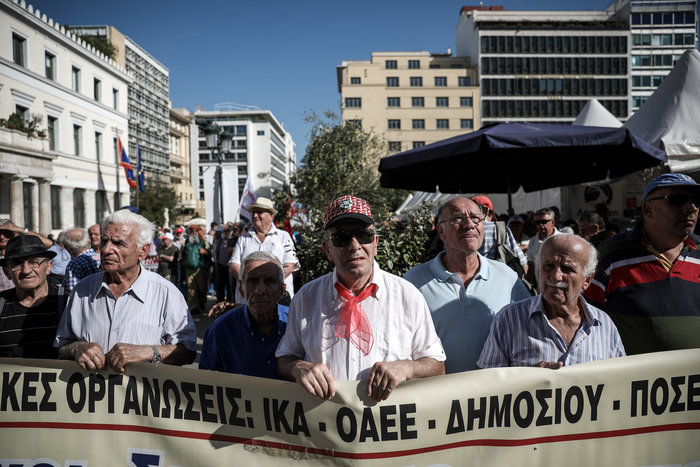 Συγκέντρωση συνταξιούχων στην πλατεία Κοτζιά - εικόνα 2